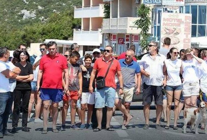 Incident u Neumu: Građani blokirali put