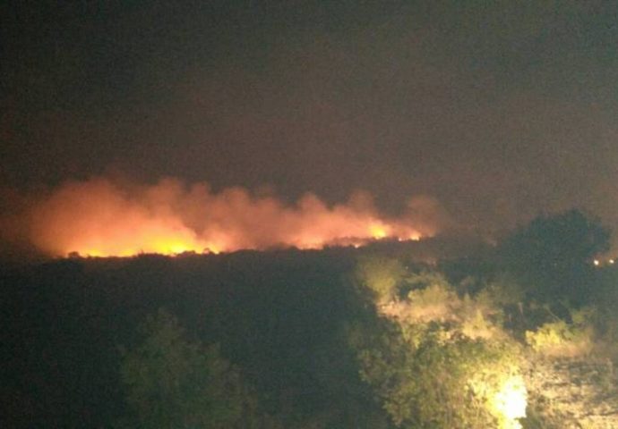 Vatra zaprijetila kućama u Popovom polju
