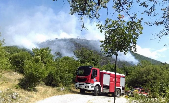 Šumski požar na Klobuku zaprijetio selu