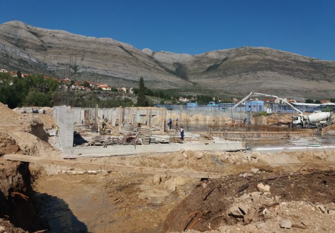 FOTO VIJEST: Zatvoreni bazen dobija prve obrise
