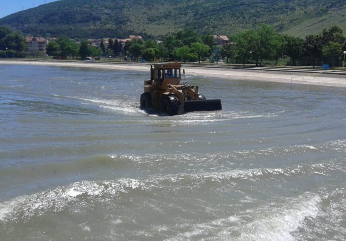 FOTO: HET čisti obalu i korito Trebišnjice