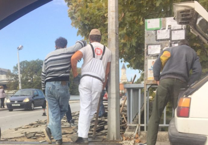 FOTO VIJEST: Konačno presvlačenje trotoara na mostu Iva Andrića