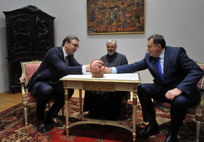 Vučić i Dodik se potucali vaskršnjim jajima- evo ko je pobijedio