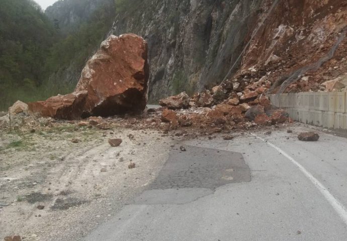 Zbog odrona obustavljen saobraćaj na magistralnom putu Sarajevo-Foča