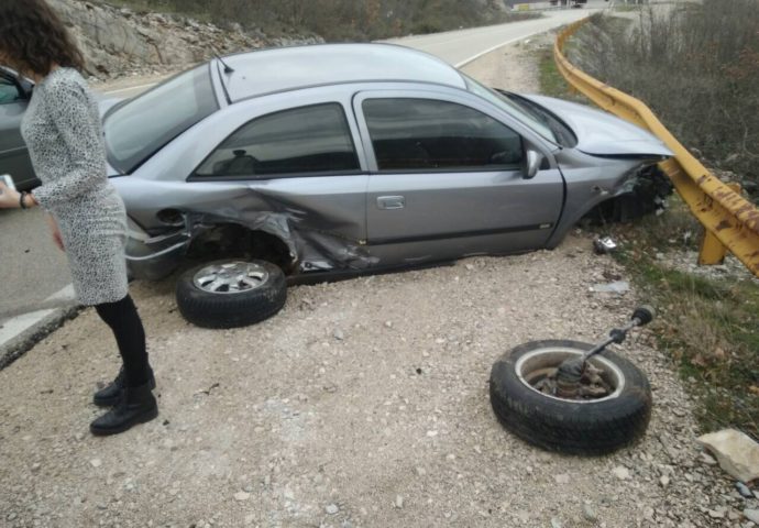 FOTO: Oprez udes kod na putu Trebinje- Bileća