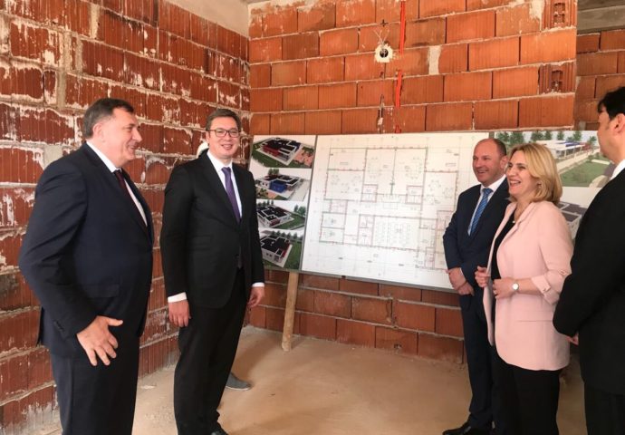 FOTO: Vučić stigao u Trebinje- sa Dodikom obišao radove na izgradnji vrtića “Srbija”