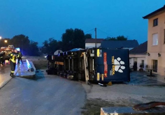 FOTO: Oprez: Klizave ceste- prevrnuo se šleper