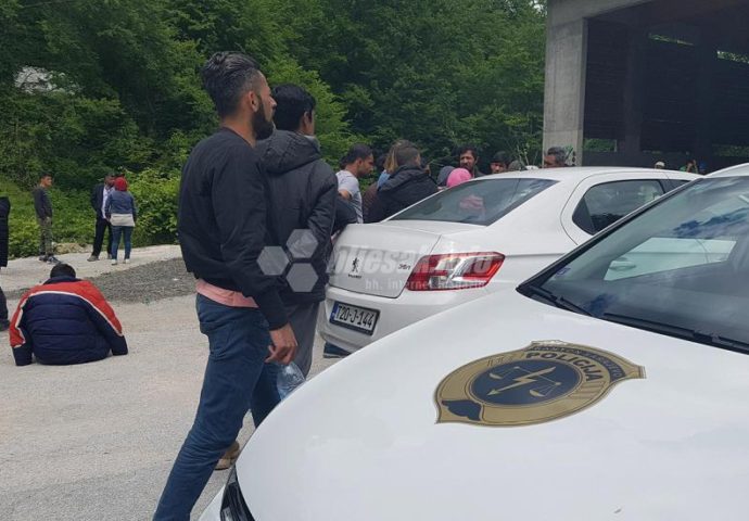 Haotična situacija – migranti se razbježali, policija ih hvata – na terenu i specijalci