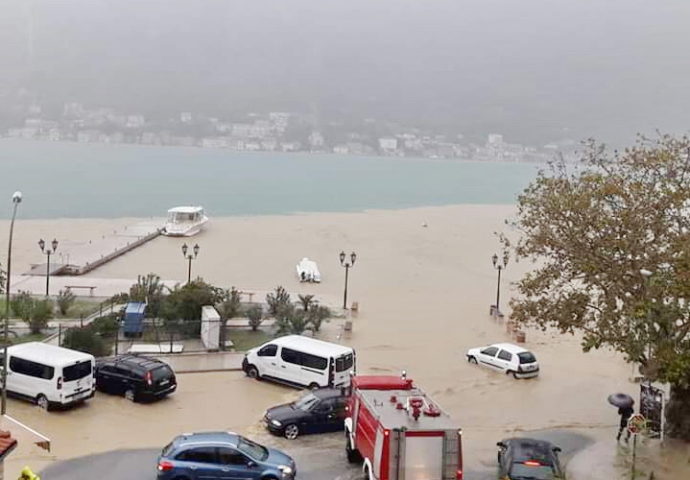 VIDEO: Potop u Herceg Novom- kuće pod vodom
