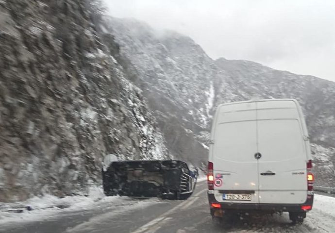 Užas na putevima- još jedno vozilo se prevrnulo u Hercegovini