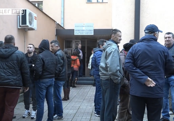 VIDEO: Radnici Komusa i Vodovoda Gacko na ulici traže plate