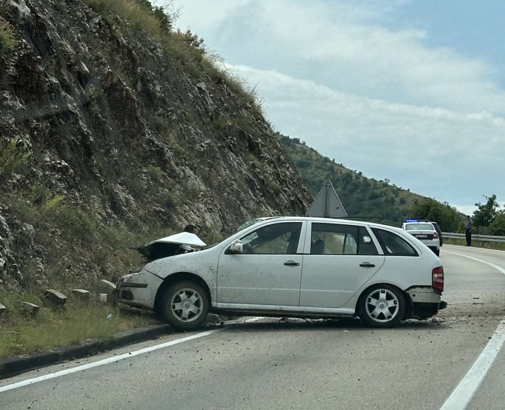 Automobilom udario u brdo Saobraćaj se na putu Mostar Stolac odvija