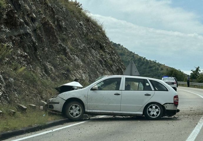 Automobilom Udario U Brdo Saobra Aj Se Na Putu Mostar Stolac Odvija