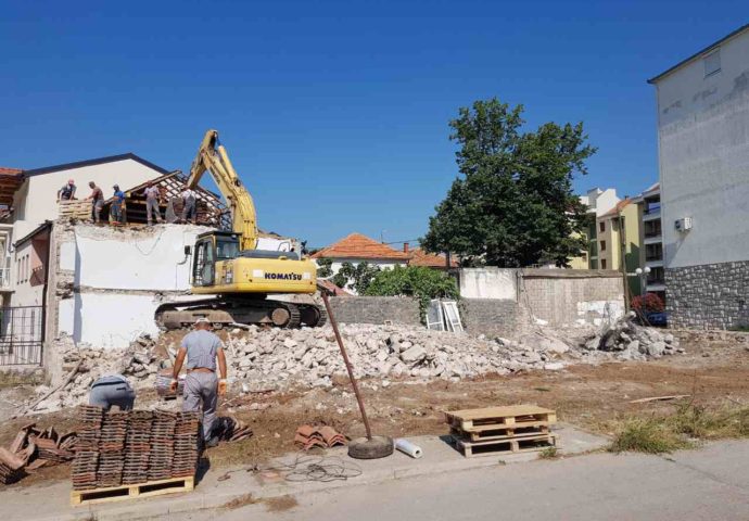 FOTO VIJEST: Počelo rušenje starih objekata kod bazena u Bregovima