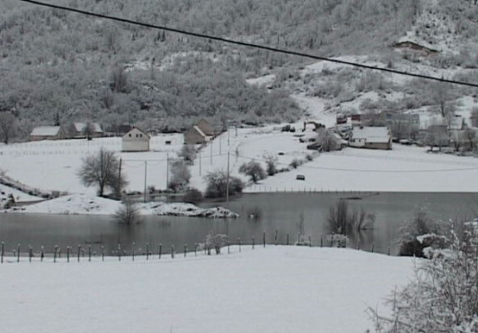 VIDEO: Fenomen kod Gacka: Pećina napravila jezero koje je podijelilo selo