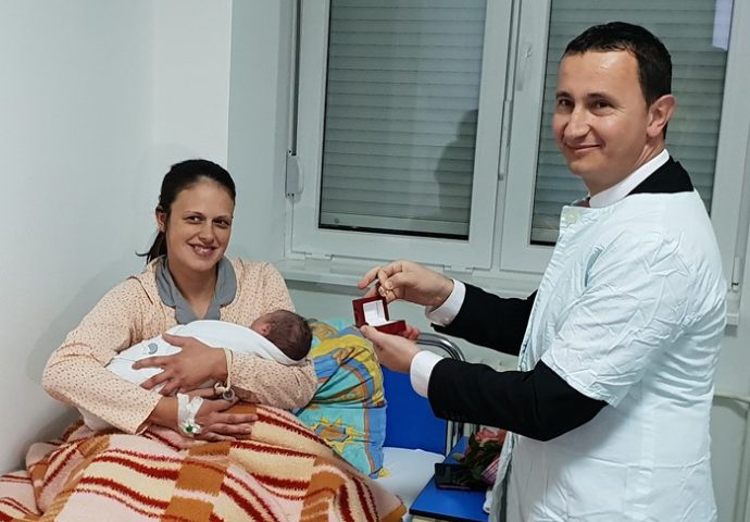 Ćurić darivao zlatnikom prvorodjenu bebu u 2019. godini