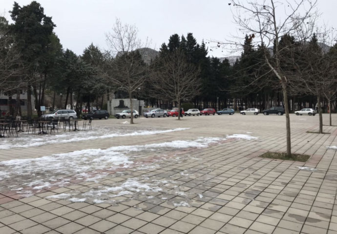 Bahato: Parkirali se na sred gradskog parka
