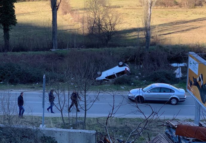 Trebinje: U sudaru se prevrnuo automobil, jedno lice lakše povrijedjeno