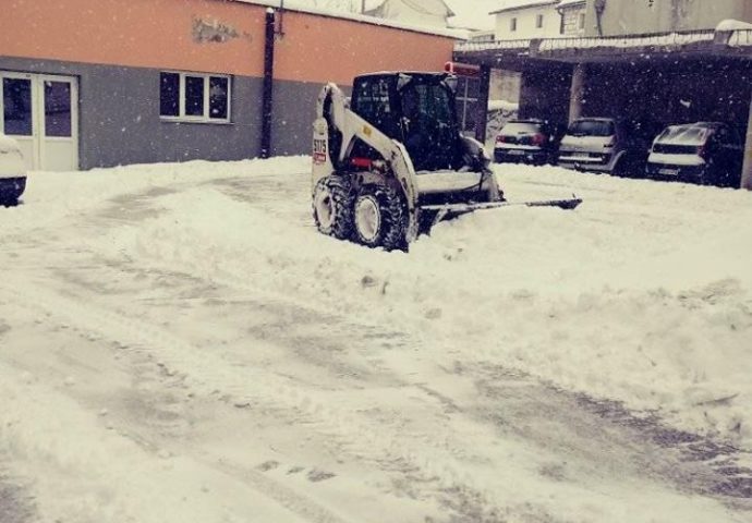 U Gacku snijeg 20-ak centimetara- za sada bez većih problema