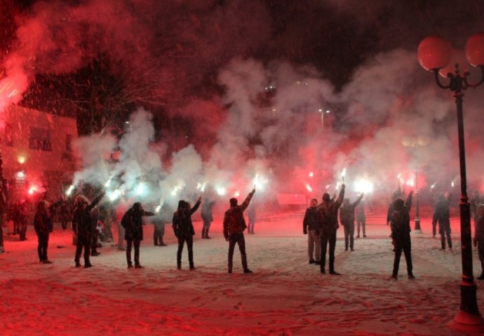 Veličanstvenom bakljadom delije u Nevesinju čestitale rođendan Srpskoj