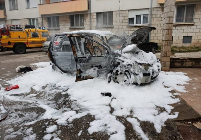 Izgorio automobil u centru grada