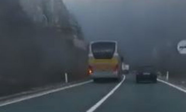 Hercegovački prevoznik autobusom na punoj liniji preticao kamion (video)