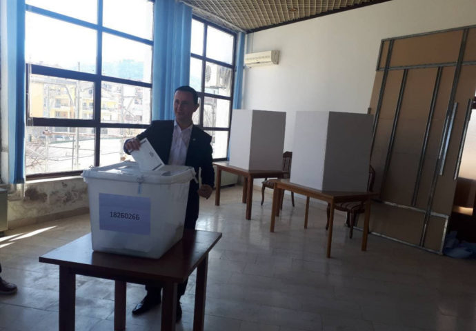 Zatvorena birališta- Ćurić ubjedljivo vodi