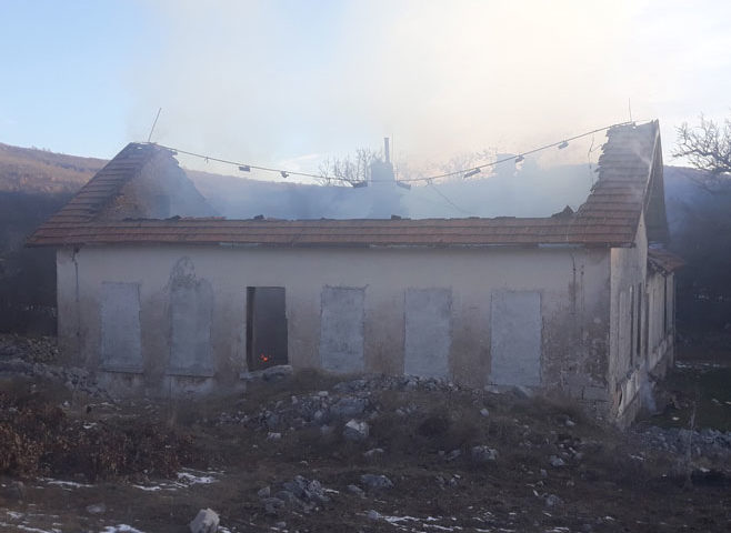 Migranti zapalili staru školu kod Ljubinja
