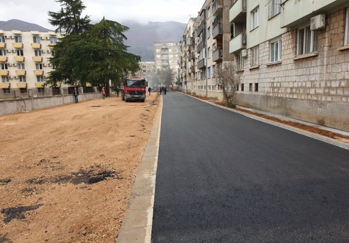 Zahvaljujući HET-u stanovnici Dušanove ulice dobili uređenu ulicu sa parking mjestima
