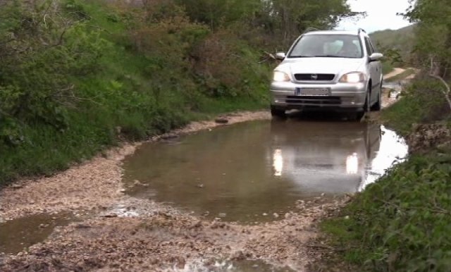 VIDEO: Selo u kom se iskopava najbolji pijesak ima najgori put