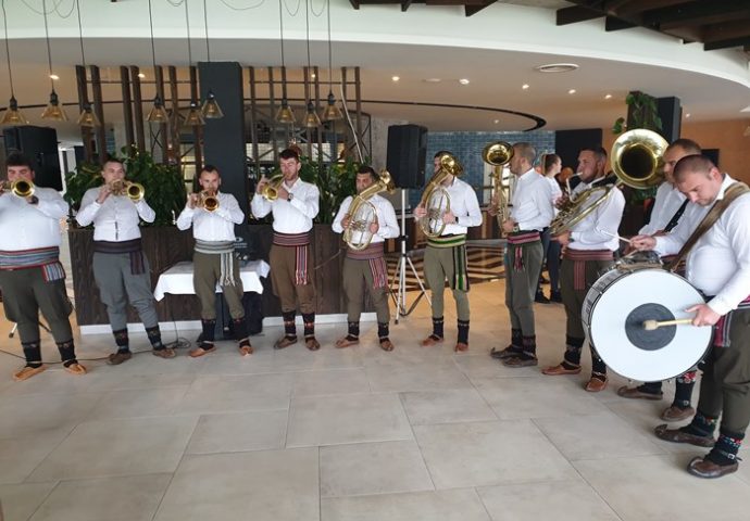 VIDEO: Brojni Trebinjci u Gradu Sunca uz trubače i folklor proslavljaju 1.maj