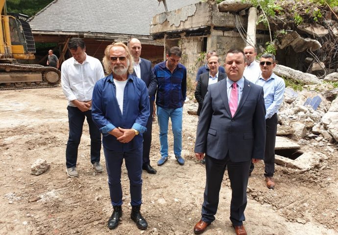 Rodoljub Drašković finansira rekonstrukciju devastirane Titove vile na Sutjesci (Foto)