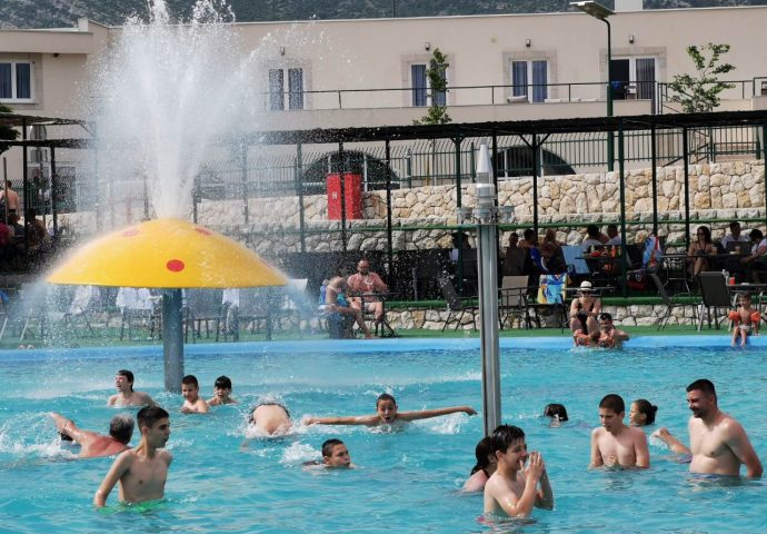 Foto/Video: Prvi dan u znaku dobre zabave- Akva park “preplavili” kupači