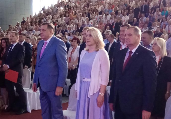 Milorad Dodik i Željka Cvijanović na javnoj tribini u Trebinju