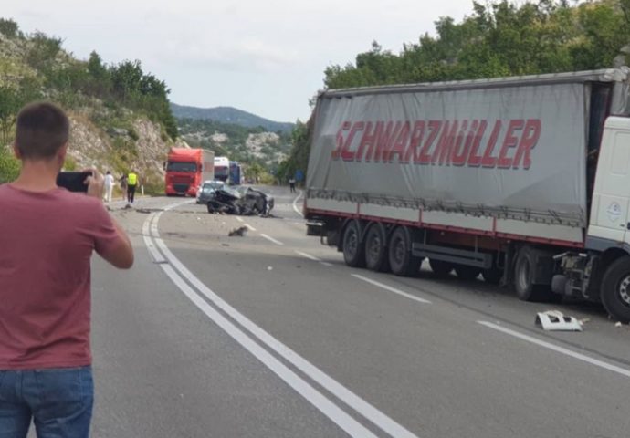 Sudarili se kamion i auto- jedno lice teže povrijeđeno