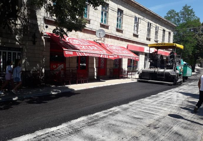 KONAČNO: Asfalt stigao na bilećku glavnu ulicu