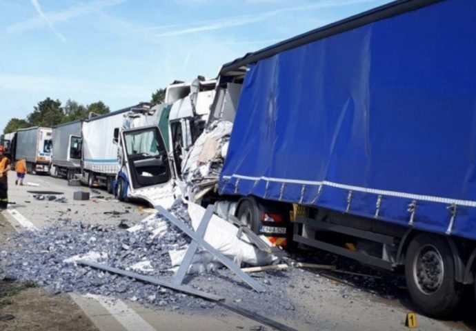 Kamiondžija iz BiH izazvao lančani sudar u Češkoj- ima povrijeđenih
