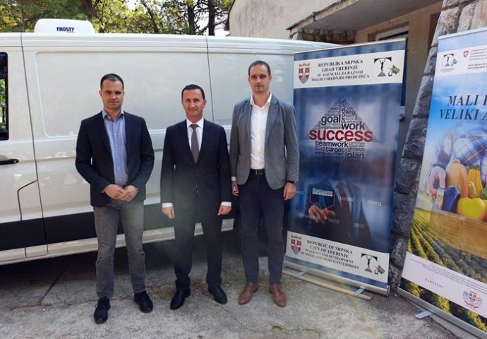 Bolji uslovi za trebinjske poljoprivrednike – na usluzi im novi kombi-hladnjača i plastenik