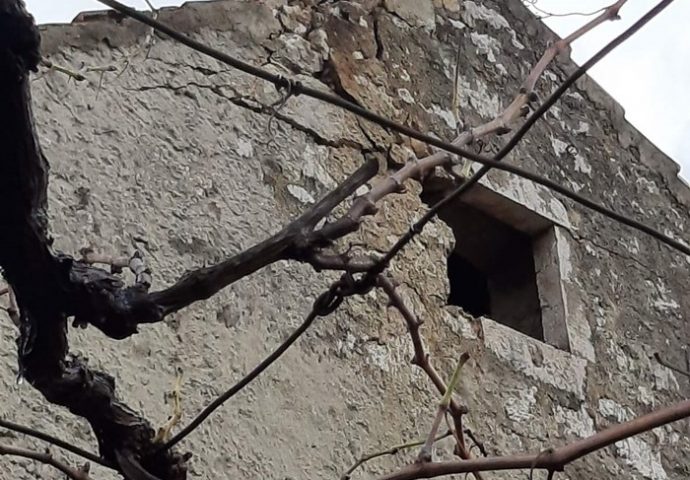 TREBINJE: Grom udario u porodičnu kuću u kojoj su se nalazili žena i dijete