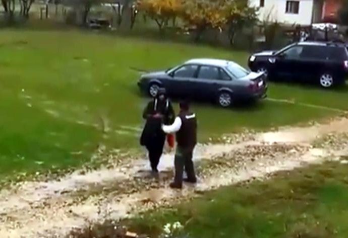 VIDEO: Svakodnevnica jednog Bilećanina: RASPRAVA BILEĆANINA I MIGRANTA “Đe si kreno, koja Palestina…”