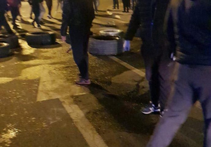 Žestok sukob građana i policije u Zeti (video)