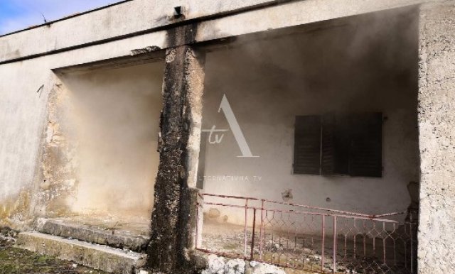 Gori objekat nekadašnje prodavnice: Mještani tvrde-migranti izazvali požar