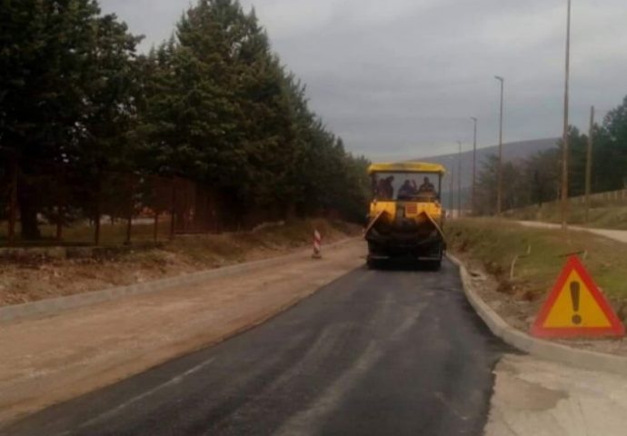 Uskoro bez rupa kroz Bileću, počelo asfaltiranje magistralnog puta