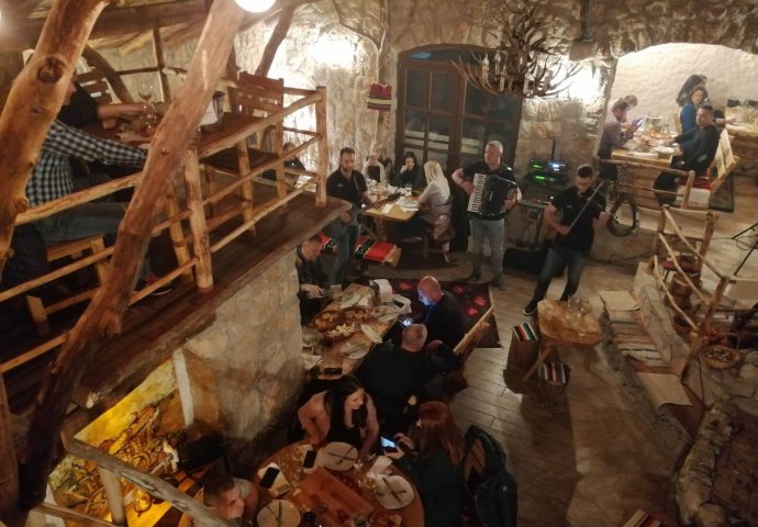Foto: Vrhunski ugođaj u Etno selu-Trebinjci prezadovoljni