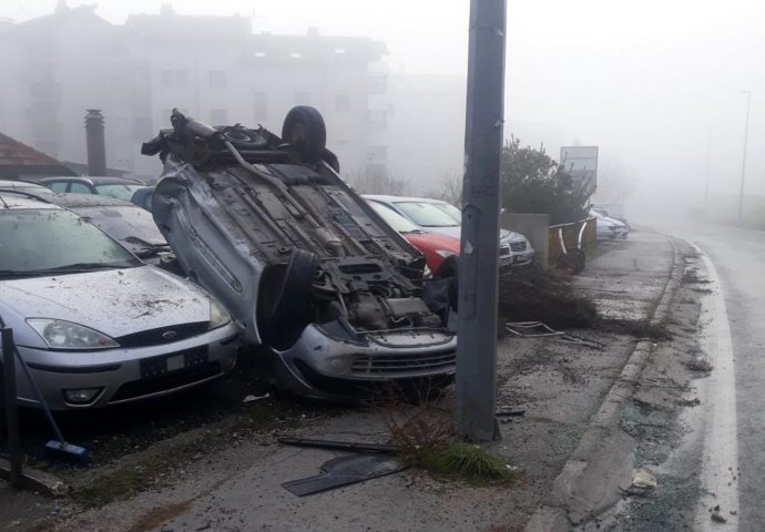 Automobilom se izvrnuo na krov i oštetio još četiri automobila