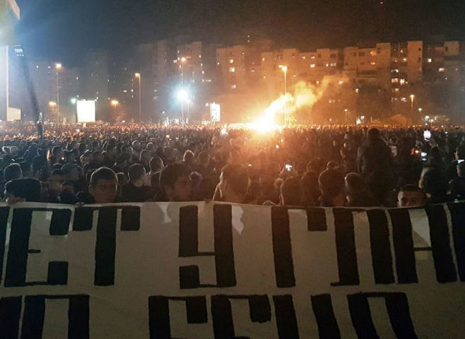 Baklje sijaju, hiljade ljudi na molebanu ispred Hrama u Podgorici