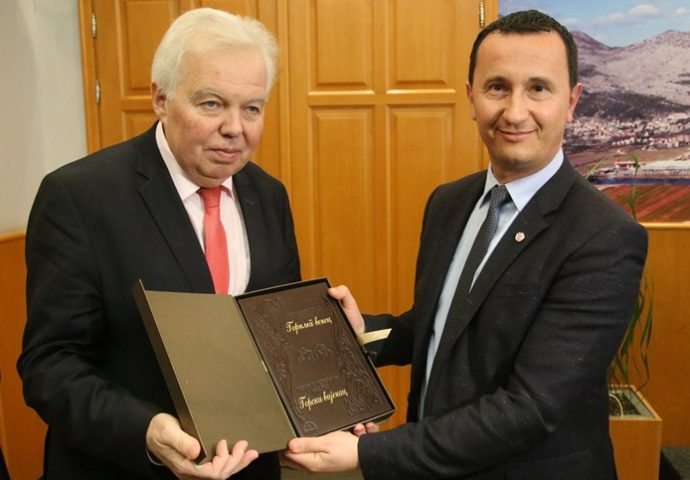 Ambasador Rusije u Trebinju- Gradonačelnik mu poklonio Gorski vijenac na ruskom jeziku