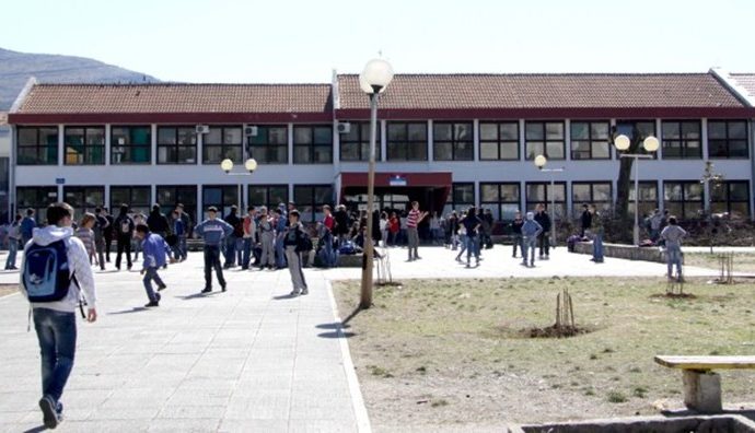 Učenik škole iz Gorice sačekao vršnjaka iz Bregova na velikom odmoru i napao ga
