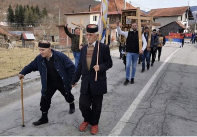 Starost ih ne zaustavlja u borbi za svetinje: Iz Murine krenula litija, predvodi je Novak Marković (99), iza njega Gojko Jokić (72)