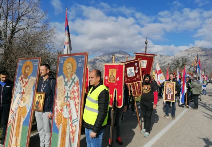 VIDEO: Veličanstvena litija- Uz zastave, ikone i pjesmu korača nekoliko hiljada vjernika